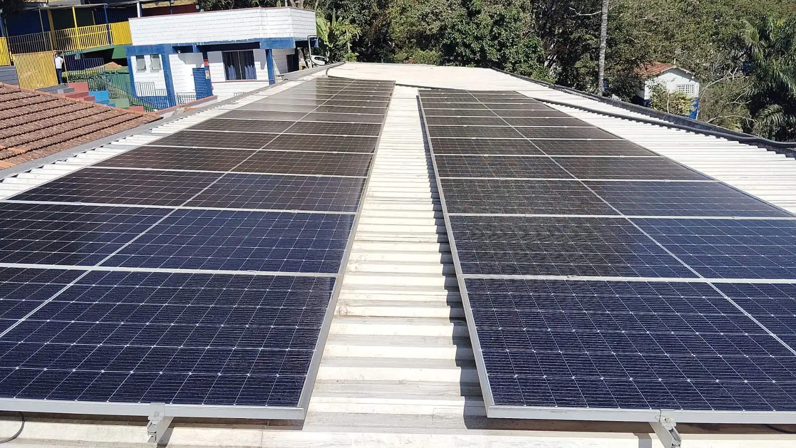Sistema fotovoltaico instalado pela Inovasol em escola particular no bairro Quintas, Nova Lima/MG