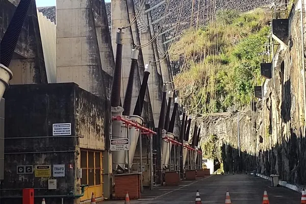 Casa de força de usina hidrelétrica com condutos forçados