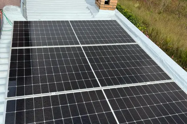 Painéis solares em telhado residencial em Itabirito/MG