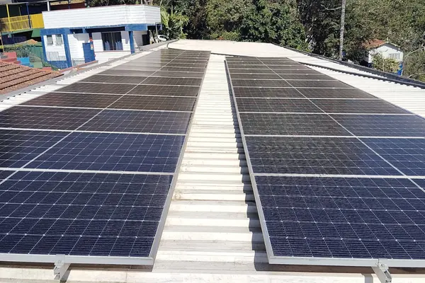 Sistema fotovoltaico em escola particular no bairro Quintas, Nova Lima/MG