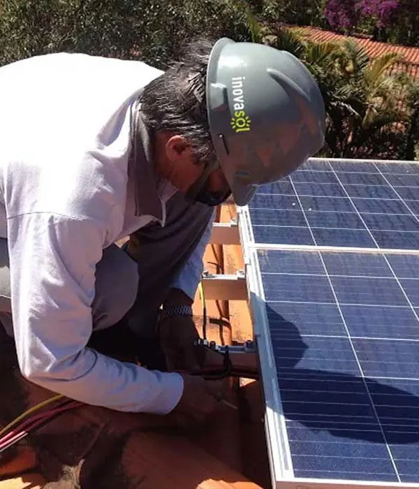 Técnico fazendo a ligação de painéis solares