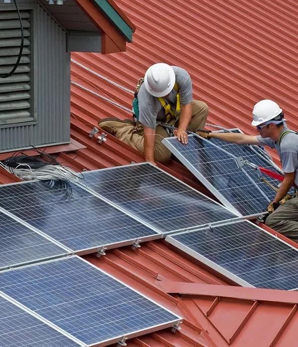 Equipe instalando painéis solares em telhado